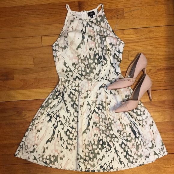 Beautiful Spring/Summer/Fall Dress - Picture 1 of 5